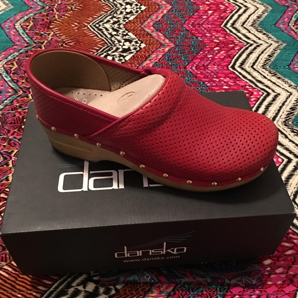 Closed back clog